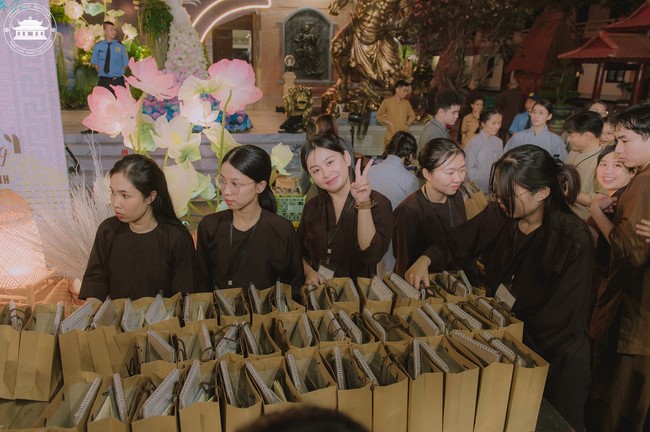 The 6th gratitude ceremony to disciples