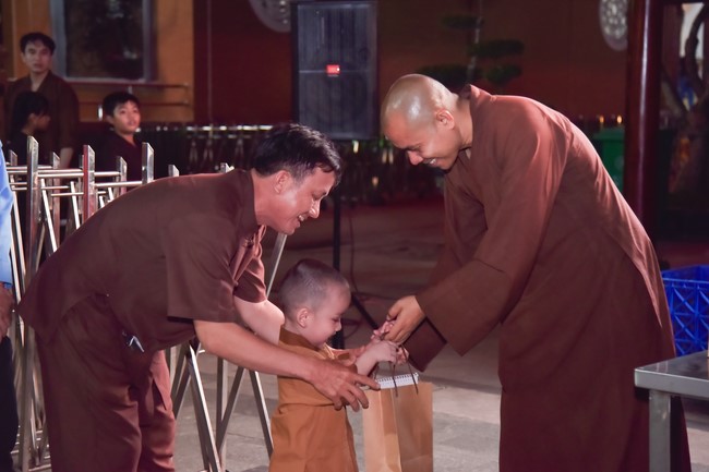 The 6th gratitude ceremony to disciples