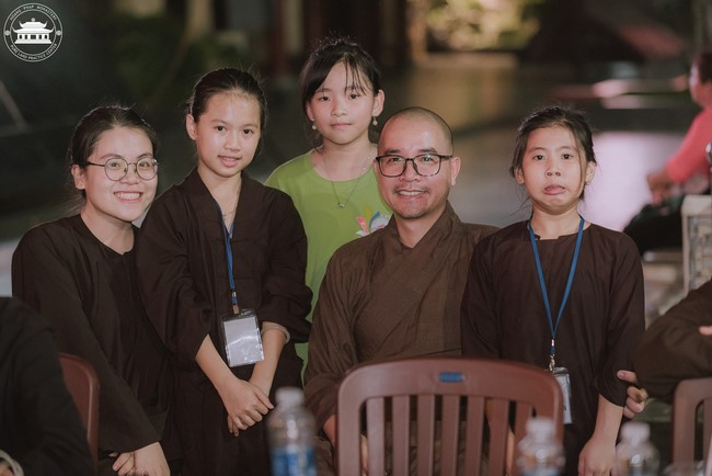 The 6th gratitude ceremony to disciples