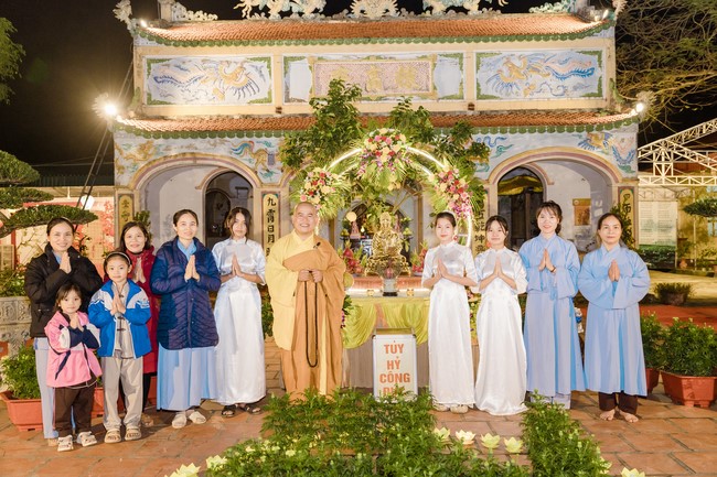 Commemorating enlightened achievement of Bodhisattva Siddhartha at Dong Cao pagoda