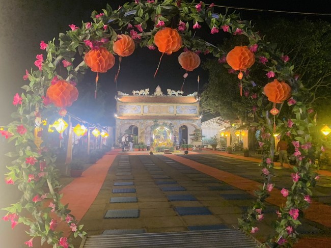 Commemorating enlightened achievement of Bodhisattva Siddhartha at Dong Cao pagoda