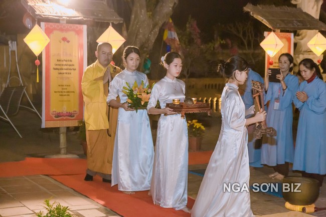 Commemorating enlightened achievement of Bodhisattva Siddhartha at Dong Cao pagoda