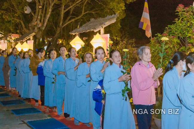 Commemorating enlightened achievement of Bodhisattva Siddhartha at Dong Cao pagoda