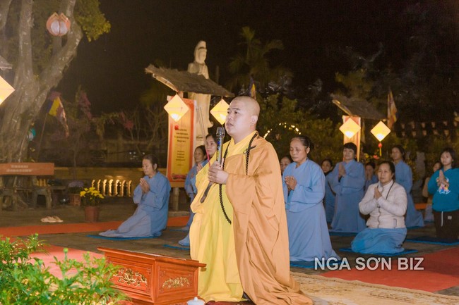 Commemorating enlightened achievement of Bodhisattva Siddhartha at Dong Cao pagoda
