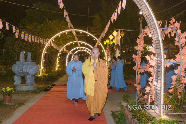 Commemorating enlightened achievement of Bodhisattva Siddhartha at Dong Cao pagoda