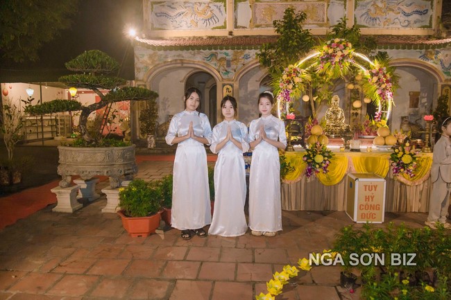 Commemorating enlightened achievement of Bodhisattva Siddhartha at Dong Cao pagoda