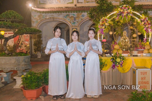 Commemorating enlightened achievement of Bodhisattva Siddhartha at Dong Cao pagoda