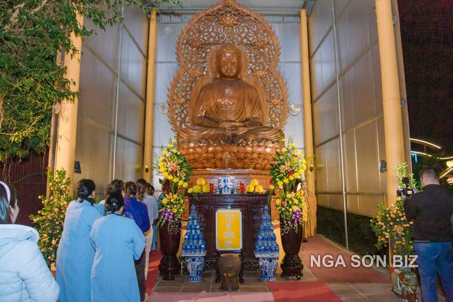 Commemorating enlightened achievement of Bodhisattva Siddhartha at Dong Cao pagoda