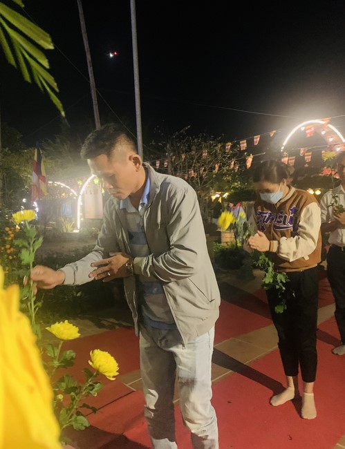 Commemorating enlightened achievement of Bodhisattva Siddhartha at Dong Cao pagoda