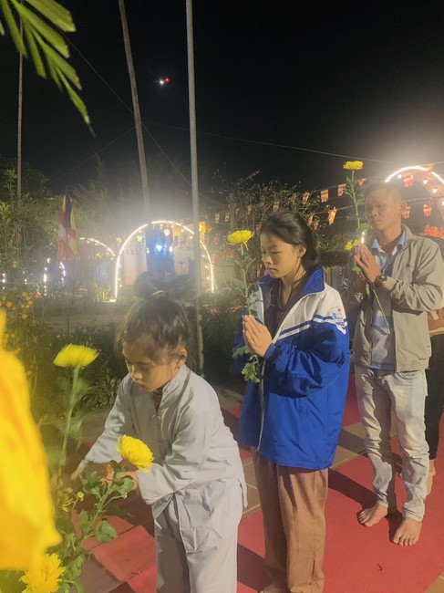 Commemorating enlightened achievement of Bodhisattva Siddhartha at Dong Cao pagoda