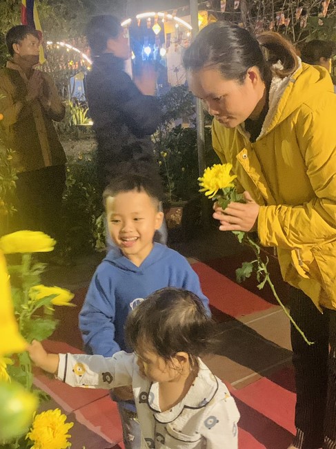 Commemorating enlightened achievement of Bodhisattva Siddhartha at Dong Cao pagoda