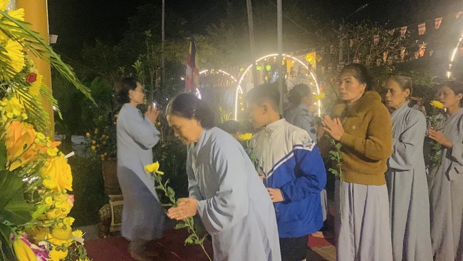 Commemorating enlightened achievement of Bodhisattva Siddhartha at Dong Cao pagoda