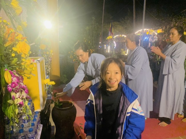 Commemorating enlightened achievement of Bodhisattva Siddhartha at Dong Cao pagoda
