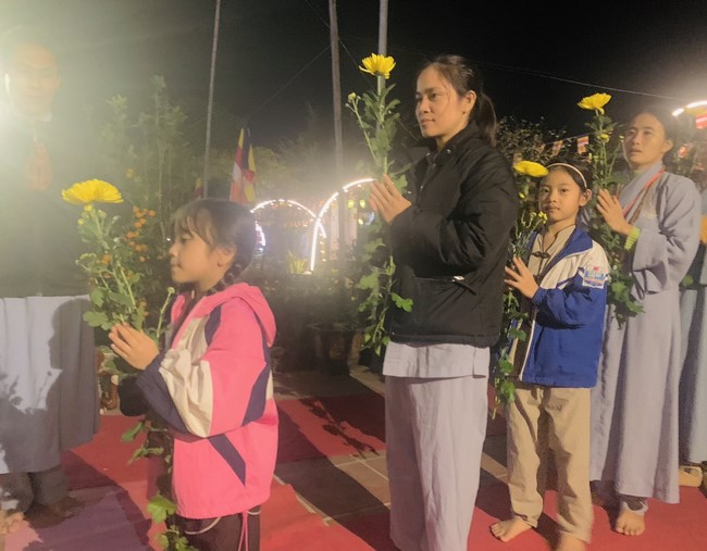 Commemorating enlightened achievement of Bodhisattva Siddhartha at Dong Cao pagoda