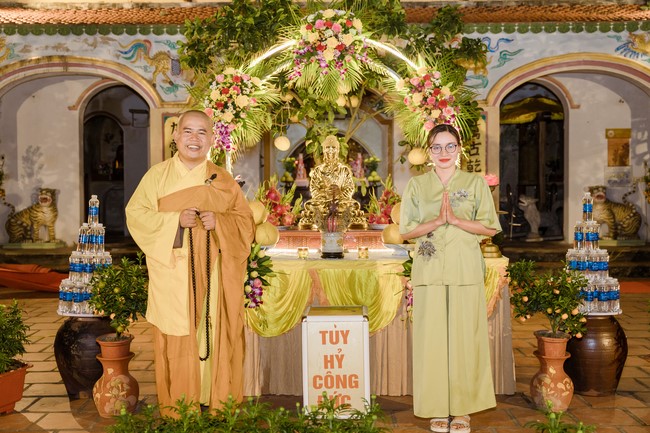 Commemorating enlightened achievement of Bodhisattva Siddhartha at Dong Cao pagoda