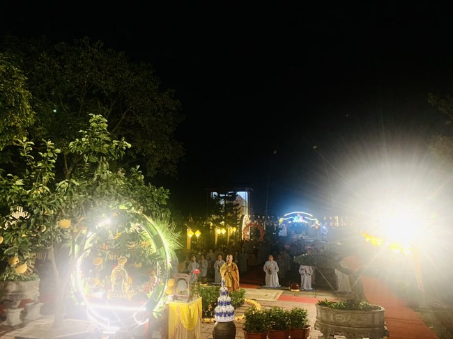 Commemorating enlightened achievement of Bodhisattva Siddhartha at Dong Cao pagoda