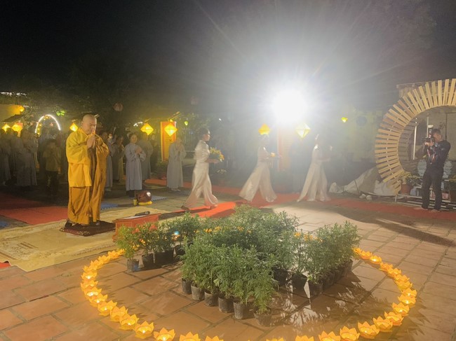 Commemorating enlightened achievement of Bodhisattva Siddhartha at Dong Cao pagoda