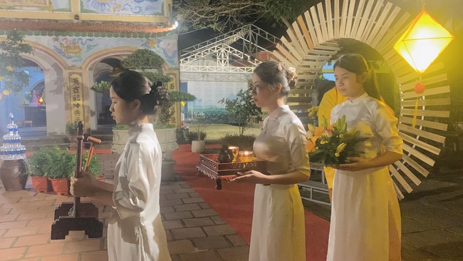 Commemorating enlightened achievement of Bodhisattva Siddhartha at Dong Cao pagoda