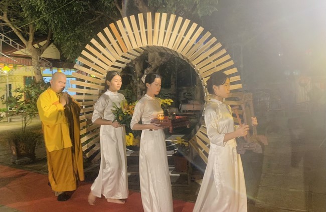 Commemorating enlightened achievement of Bodhisattva Siddhartha at Dong Cao pagoda