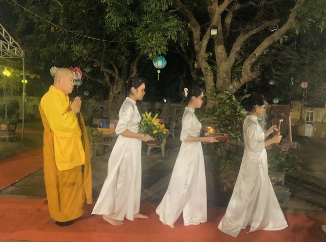 Commemorating enlightened achievement of Bodhisattva Siddhartha at Dong Cao pagoda