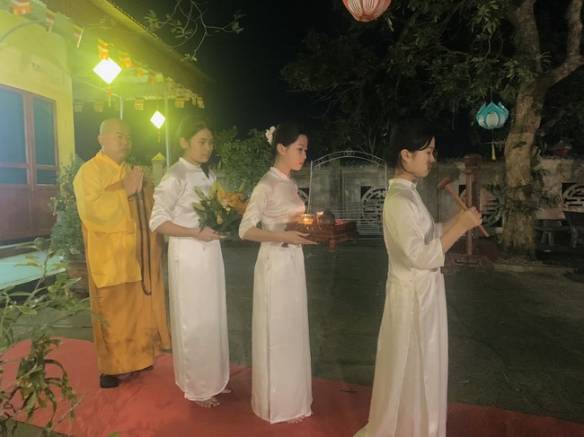 Commemorating enlightened achievement of Bodhisattva Siddhartha at Dong Cao pagoda