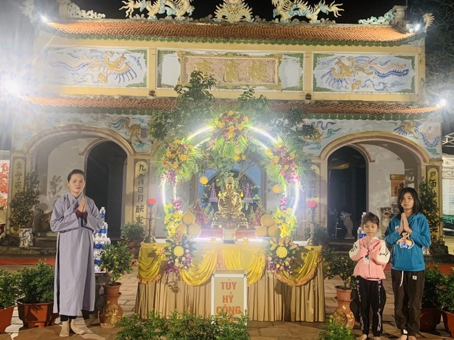 Commemorating enlightened achievement of Bodhisattva Siddhartha at Dong Cao pagoda