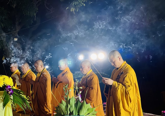 Chùa Đống Cao - Thanh Hoá: Đêm Hội Hoa Đăng Kỷ Niệm Đức Phật A Di Đà