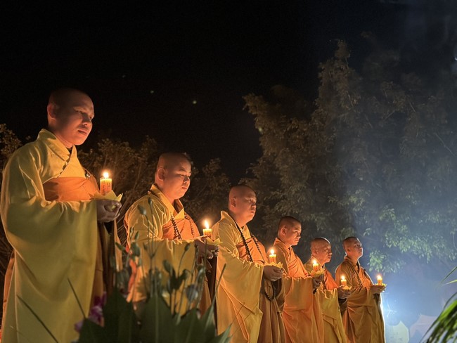 Chùa Đống Cao - Thanh Hoá: Đêm Hội Hoa Đăng Kỷ Niệm Đức Phật A Di Đà