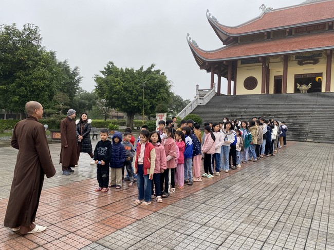 Youth towards Buddhism Retreat and Tea Meditation at Giai Lam pagoda, Ha Tinh