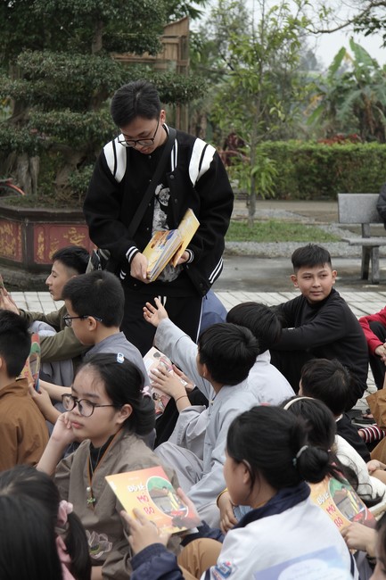 Youth towards Buddhism Retreat and Tea Meditation at Giai Lam pagoda, Ha Tinh