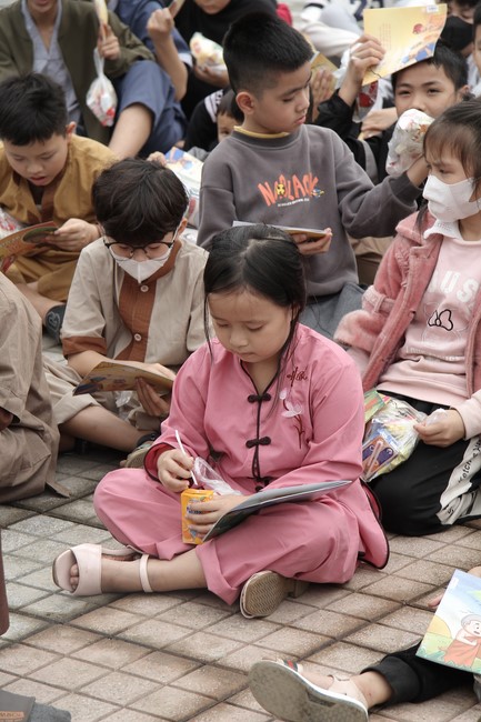 Youth towards Buddhism Retreat and Tea Meditation at Giai Lam pagoda, Ha Tinh