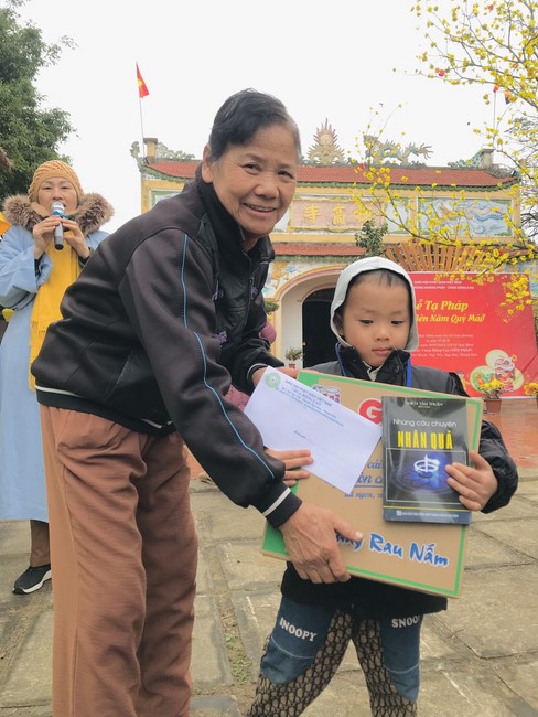 Year End Practice, a past year closing program, giving Tet gifts at Dong Cao pagoda
