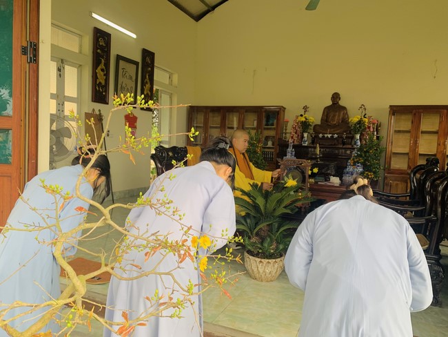 Year End Practice, a past year closing program, giving Tet gifts at Dong Cao pagoda