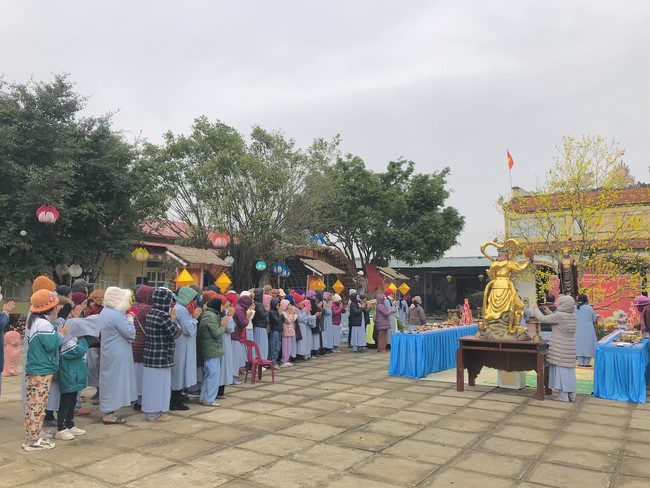 Year End Practice, a past year closing program, giving Tet gifts at Dong Cao pagoda