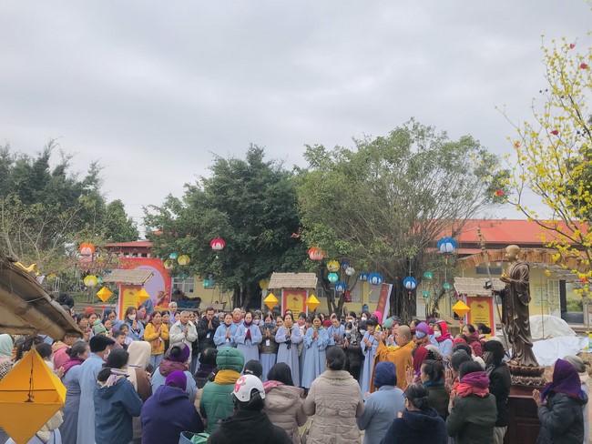 Year End Practice, a past year closing program, giving Tet gifts at Dong Cao pagoda