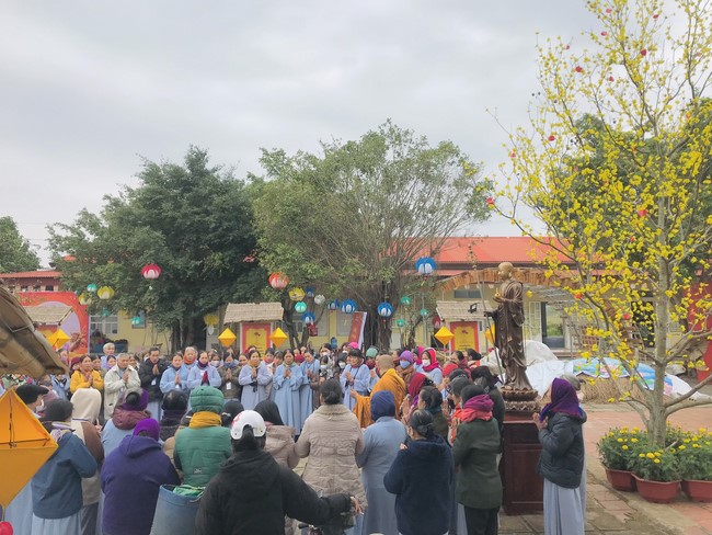 Year End Practice, a past year closing program, giving Tet gifts at Dong Cao pagoda