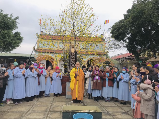 Year End Practice, a past year closing program, giving Tet gifts at Dong Cao pagoda