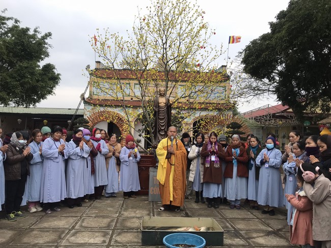Year End Practice, a past year closing program, giving Tet gifts at Dong Cao pagoda