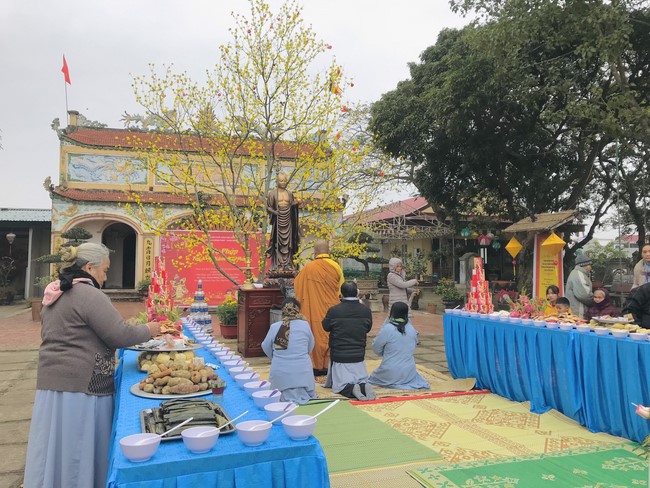 Year End Practice, a past year closing program, giving Tet gifts at Dong Cao pagoda