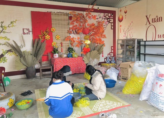 Year End Practice, a past year closing program, giving Tet gifts at Dong Cao pagoda