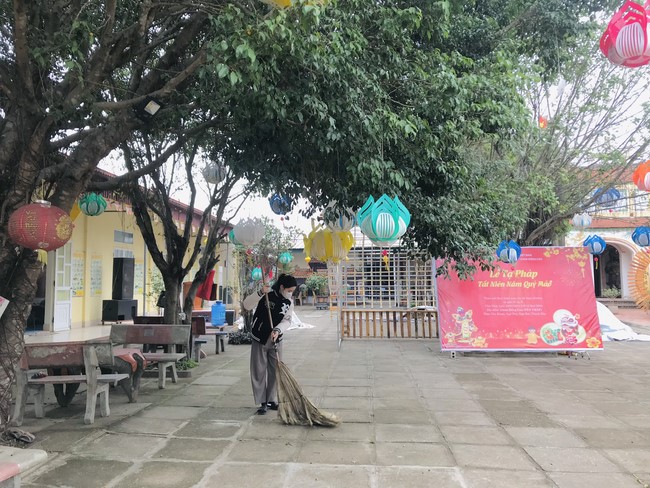 Year End Practice, a past year closing program, giving Tet gifts at Dong Cao pagoda