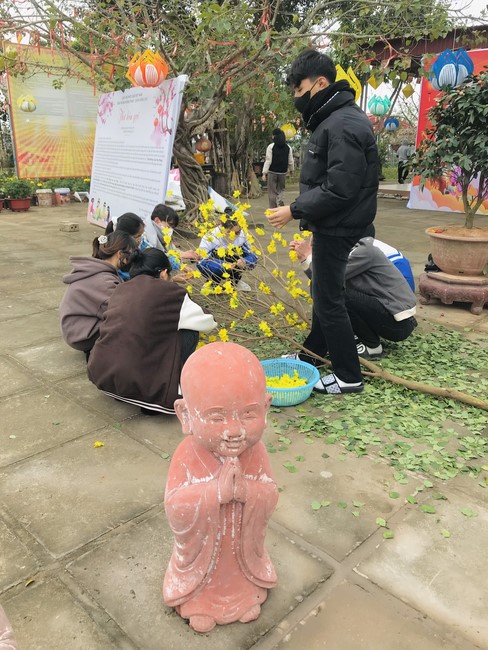 Year End Practice, a past year closing program, giving Tet gifts at Dong Cao pagoda