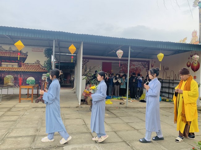 Year End Practice, a past year closing program, giving Tet gifts at Dong Cao pagoda