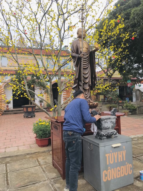 Year End Practice, a past year closing program, giving Tet gifts at Dong Cao pagoda