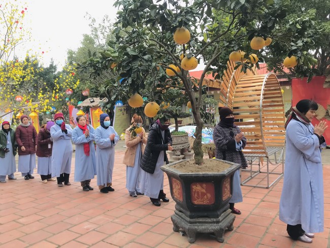 Year End Practice, a past year closing program, giving Tet gifts at Dong Cao pagoda