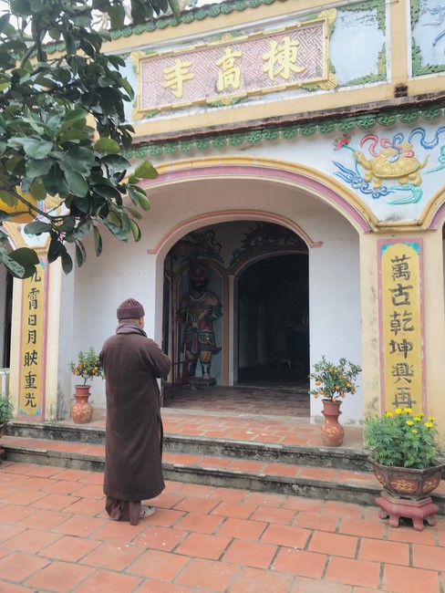 Year End Practice, a past year closing program, giving Tet gifts at Dong Cao pagoda
