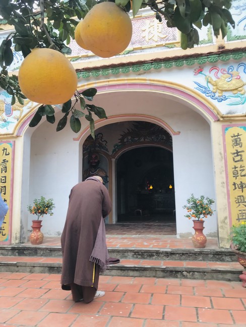 Year End Practice, a past year closing program, giving Tet gifts at Dong Cao pagoda
