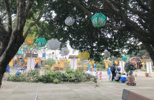 Year End Practice, a past year closing program, giving Tet gifts at Dong Cao pagoda
