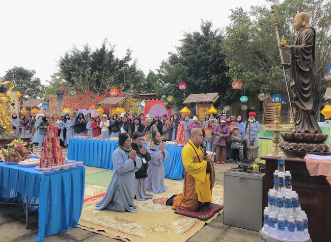 Year End Practice, a past year closing program, giving Tet gifts at Dong Cao pagoda