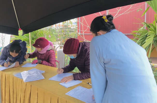 Year End Practice, a past year closing program, giving Tet gifts at Dong Cao pagoda